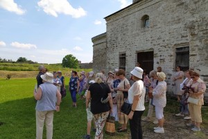 Участники экскурсии у Никольской церкви на территории крепости